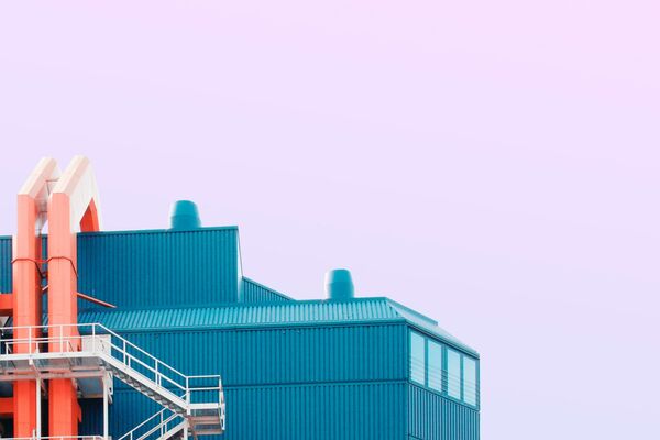 Modernes Krankenhaus vor lila Himmel